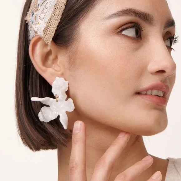LELE SADOUGHI Mother OF PEARL EARRINGS Lele Sadoughi Mother-of-Pearl Crystal Lily Earrings  main image 2